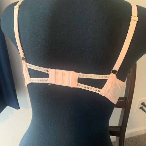 Victoria’s Secret Push Up Bra SIZE 34D - Picture 3 of 5